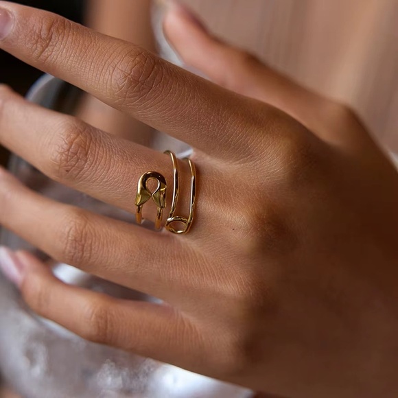 18K Gold Plated Safety Pin Ring - Picture 3 of 6